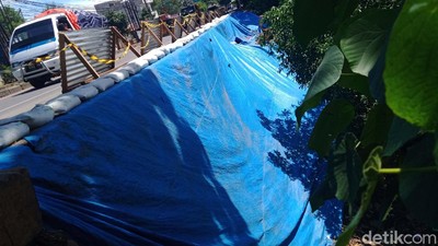 Berbulan-bulan, Longsor di Jalan Raya Bogor Tak Diperbaiki