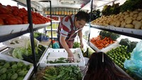 Jorge Saldivar, 32 tahun bekerja untuk mengatur tampilan sayuran segar di toko sayur berjalan itu.