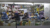 Dibuatkannya plastik pembatas tersebut guna membatasi jarak antara penjual dan pembeli.