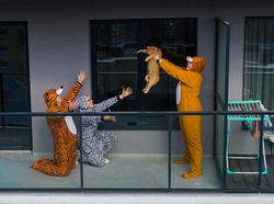 Potret Keseruan #JagaJarakDulu #DiRumahAja yang Diabadikan Drone