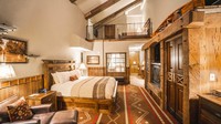 Di kamar bertema Fly Fishing Lodge misalnya, bisa memuat 4 orang dan dilengkapi dengan satu kasur king-size dan satu kasur queen-size serta dua kamar mandi. Tersedia juga alat membuat kopi serta perapian listrik (dok Big Cypress Lodge)