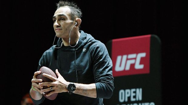 Tony Ferguson mendesak UFC untuk mencopot gelar Khabib.