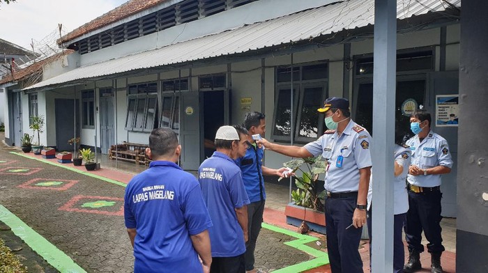Petugas saat melakukan tes pengukuran suhu tubuh kepada warga binaan Lapas Magelang, Kamis (2/4/2020).