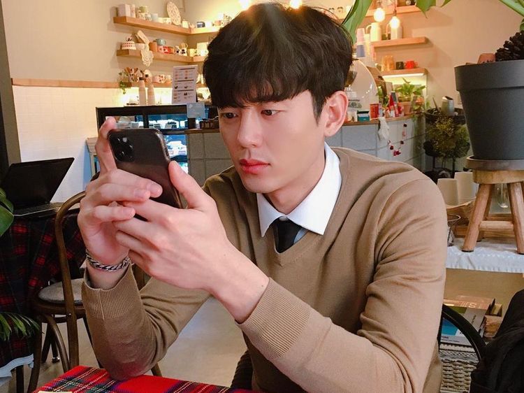 Ini Tampannya Lee Ji Hoon Saat Cicip Kopi dan Nongkrong di Resto