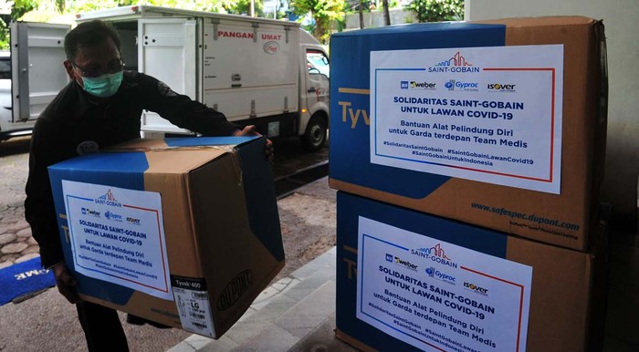 Sumbangan APD Perkuat Tenaga Medis di RSUD Jaksel Tenaga medis di wilayah Jakarta Selatan mendapat sumbangan alat pelindung diri (APD). APD ini sumbangan dari Saint Gobain Group.