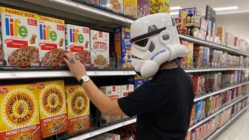 Stromtrooper pergi belanja. Istimewa/Dok. Boredpanda
