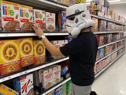 Ragam Aksi Nyeleneh Warga Dunia Lindungi Diri dari Corona