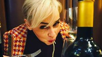 Di Roma, Emilia jatuh cinta dengan pasta dan wine yang disuguhkan. Sampai-sampai ia merasa berat berpisah dari kota ini. Foto: Instagram emilia_clarke