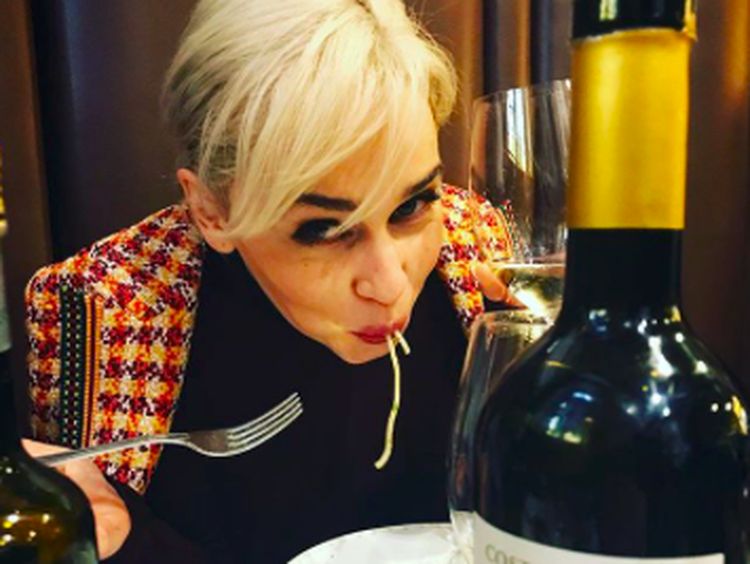 Momen Kulineran Emilia Clarke, Aktris yang Ajak Kencan Donatur Corona