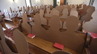 Pernikahan yang akan digelar akhir pekan ini hanya dihadiri oleh 100 potongan kardus untuk mewakili keluarga dan rekan-rekannya. Don Campbell/The Herald-Palladium via AP