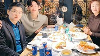 Walau sudah jadi aktor sukses, Lee Ji Hoon tidak melupakan keluarganya. Lihat momennya bersama kedua orang tua saat menyantap beberapa porsi makanan di salah satu restoran. Foto: Instagram @88leejihoon