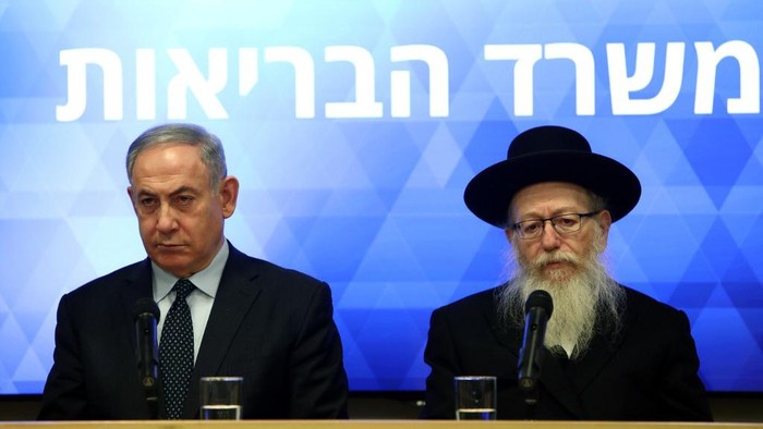 Israeli Prime Minister Benjamin Netanyahu and Health Minister Yaakov Litzman give a joint press conference regarding preparations and new regulations for the coronavirus, at the Health Ministry in Jerusalem on March 4, 2020. (Photo by GALI TIBBON / AFP)