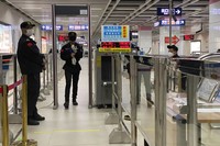Meski alami penurunan kasus baru Corona, Wuhan masih waspada dengan penyebaran COVID-19. Warga yang hendak naik subway harus diyakini sehat dengan scan barcode.