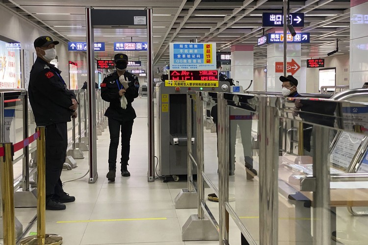 Meski alami penurunan kasus baru Corona, Wuhan masih waspada dengan penyebaran COVID-19. Warga yang hendak naik subway harus diyakini sehat dengan scan barcode.