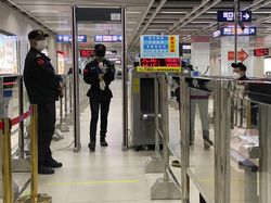 Canggih! Wuhan Pakai Aplikasi Social Distancing di Subway