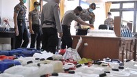 Diketahui, Bali memang menjadi daerah yang terkenal akan araknya. Arak Bali biasanya terbuat dari dari nira kelapa atau beras merah yang difermentasi berjam-jam dengan alat-alat yang alami. Proses produksinya masih dilakukan secara tradisional oleh kelompok masyarakat di desa-desa. Dok. ANTARA FOTO/FIKRI YUSUF.
