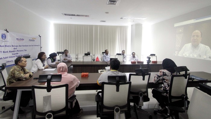 APD dan Ventilator untuk RS Persahabatan Kelangkaan APD (Alat Pelindung Diri) dan Ventilator membuat perusahaan berbondong-bondong membantunya. Seperti pemenuhan kebutuhan di RS Persahabatan ini.