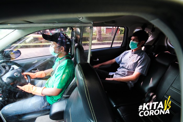 Siapkan Armada untuk Tenaga Medis, Mobil Grab Diberi Partisi Plastik