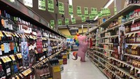 Kalau orang ini sangat gemas. Dia menggunakan kostum balon unicorn untuk melindungi dirinya berbelanja. (Bored Panda)