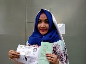 Sudah Hijrah, Roro Fitria Masih Makan Bunga Melati?