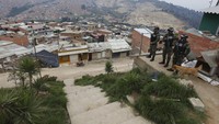 Tentara berjaga di pinggiran Bogota, Kolombia sejak ditetapkan lockdown pada Selasa, 24 Maret hingga 13 April mendatang.
