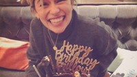 Aktris 33 tahun ini tersenyum bahagia saat mendapat kue ulang tahun unik. Berupa chocolate cake dengan hiasan naga yang lekat dengan peran dirinya di Game of Thrones. Foto: Instagram emilia_clarke