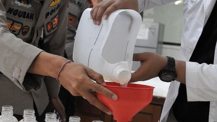 Polda Bali bekerja sama dengan mahasiswa Universitas Udayana Bali untuk membuat cairan disinfektan dan handsanitizer yang terbuat dari arak Bali.