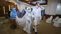 Di Indonesia pun demikian. Pasangan pengantin Yavuz Ozdemir (kanan) dan Irra Chorina Octora (tengah) berjalan beriringan di acara resepsi pernikahannya di Gedung Negara Grahadi, Surabaya, Jawa Timur, Rabu (25/3/2020) lalu. ANTARA FOTO/Moch Asim