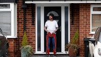 Dia bukanlah Tom Holland. Sosok Spider Man ini adalah Jason Baird, seorang guru bela diri di kawasan tersebut. Dia berdandan ala karakter Marvel tersebut di setiap jongging hariannya. ( REUTERS/Phil Noble )