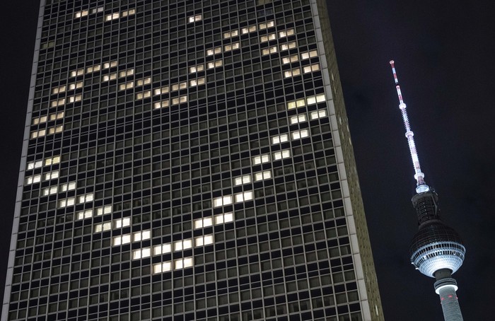 Park Inn Hotel di Berlin, Jerman, tidak lagi diizinkan menerima tamu seiring mewabahnya virus corona. Uniknya hotel ini memasang lampu berbentuk logo cinta di gedung mereka.