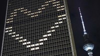 Park Inn Hotel memasang logo cinta dalam bentuk lampu LED selama wabah Corona melanda Jerman.