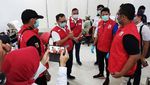 Momen Sandiaga Donor Darah di Tengah Wabah Corona