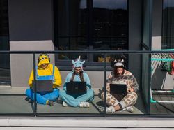 Potret Keseruan #JagaJarakDulu #DiRumahAja yang Diabadikan Drone