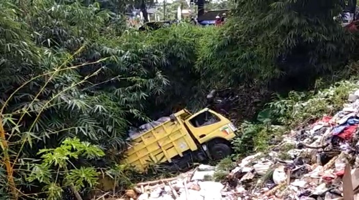 Truk Masuk Jurang di Sukabumi
