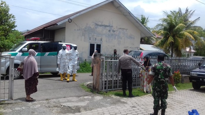 Petugas bawa seorang wanita di Aceh ke RS (dok. Istimewa)