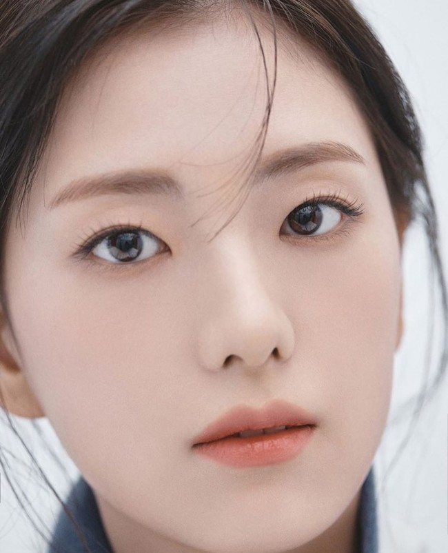 Saat ini perhatian netizen tertuju pada sosok Kim Ji Yoon, kakak dari Jisoo BLACKPINK. Empat hari lalu, ia mem-posting beberapa foto profil yang membuat netizen terpana. Foto: Instagram/@jiyyoon_s2