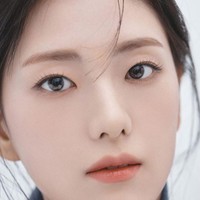 Saat ini perhatian netizen tertuju pada sosok Kim Ji Yoon, kakak dari Jisoo BLACKPINK. Empat hari lalu, ia mem-posting beberapa foto profil yang membuat netizen terpana. Foto: Instagram/@jiyyoon_s2