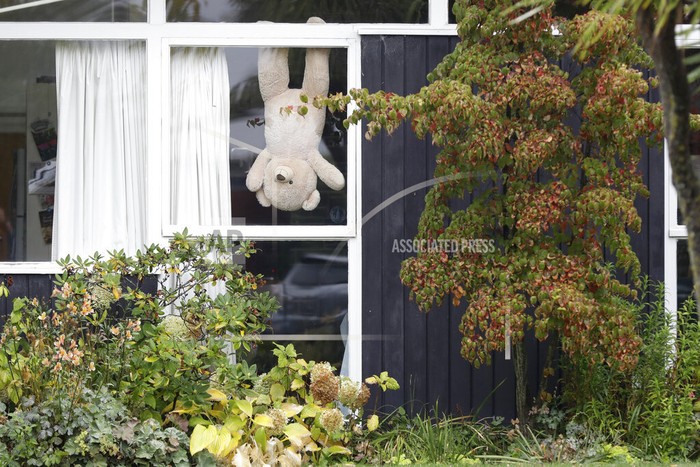 Boneka Beruang Hiasi Rumah-rumah di Selandia Baru Warga Selandia Baru membuat gerakan menaruh boneka beruang di jendela rumah untuk mengurangi rasa cemas akan berita wabah virus corona.