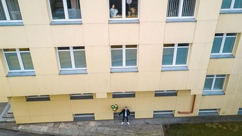 Vasiliauskas berharap lewat fotonya ini banyak orang tetap di rumah di masa pandemi COVID-19 dan melakukan kegiatan menyenangkan untuk usir rasa bosan. Foto: Adasvasiliauskas via Bored Panda