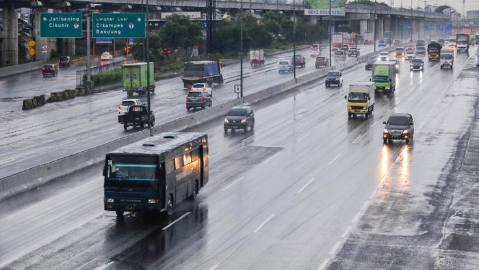 BPTJ Kemenhub keluarkan surat edaran soal pembatasan akses dan transportasi umum di Jabodetabek. Rencananya ruas jalan tol Jabotabek juga akan ditutup sementara