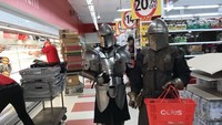 Dua orang ini mengenakan baju perang saat berbelanja ke supermarket. (Bored Panda)