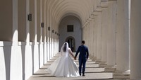 Pasangan pengantin baru ini pun berjalan berdua di altar/lorong yang tampak kosong dan sepi tak ada satupun orang yang lalu lalang disana. AP/Jens Meyer