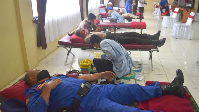 Polisi Donor Darah di PMI Cirebon