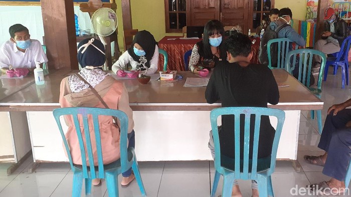 Relawan di Posko COVID-19 Desa Sambungmacan memeriksa kondis para pemudik, Kamis (2/4/2020)