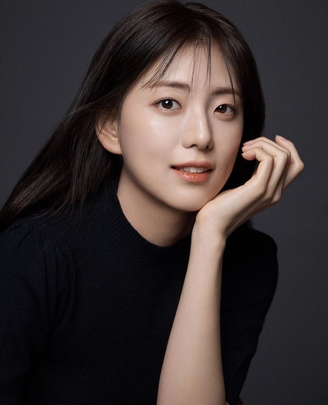 Wajah Kim Ji Yoom disebut sangat mirip Jisoo. Membuktikan bahwa keluarga mereka memang membawa gen yang bagus. Foto: Instagram/@jiyyoon_s2