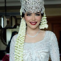 Saat akad nikah dengan Kompol Fahrul Sudiana, Rica Andriani tampil dengan gaya pengantin adat Sunda. Rica yang populer di Instagram dengan followers lebih dari 191 ribu itu terlihat mengenakan kebaya putih rancangan desianer Asky Febrianti dan siger karya Rinaldy A Yunardi. Foto: Instagram @bennusorumba