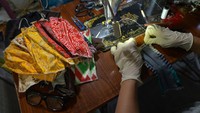 Spesialis paru dari RSUP Persahabatan, dr Erlina Burhan, SpP juga mengatakan masker kain bisa dipakai oleh masyarakat yang sehat untuk digunakan di tempat dan fasilitas umum. Meski demikian, diimbau untuk tetap menjaga jarak aman 1-2 meter. ANTARA FOTO/Adwit B Pranomo.