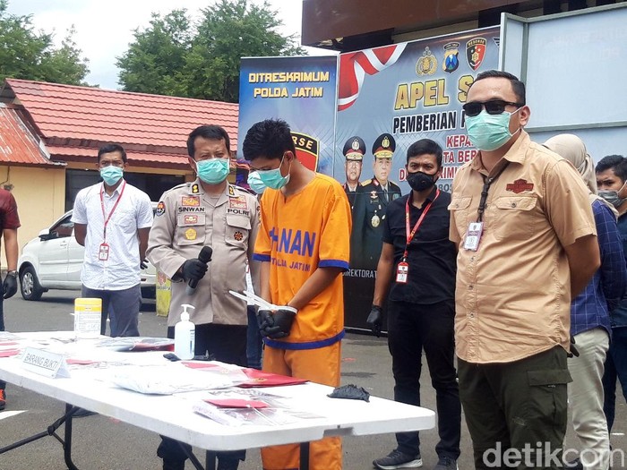Sepasang pasutri digerebek tengah threesome dengan seorang pria. Polda Jawa Timur sudah menetapkan seorang tersangka.
