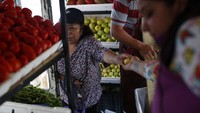 Dengan langkah ini, pemilik toko sayur berharap bisa lebih banyak mendapatkan pelanggan saat disambangi ke pemukimannya.
