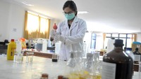 Koster pun mengklaim tingkat kesembuhan terapi arak Bali ini mencapai 80 persen terutama untuk mereka yang tanpa gejala. Dia menuturkan pada percobaan awal, ada 19 sampel yang dicoba dan hasilnya sebanyak 15 pasien sembuh. Jumlah sampel kemudian terus ditingkatkan hingga mencapai ratusan. Dok. ANTARA FOTO/FIKRI YUSUF.